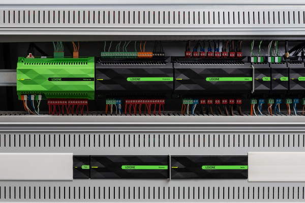 Loxone Schaltschrank für Gebäudeautomation Loxone Schaltschrank mit grünen Steuerungsmodulen
