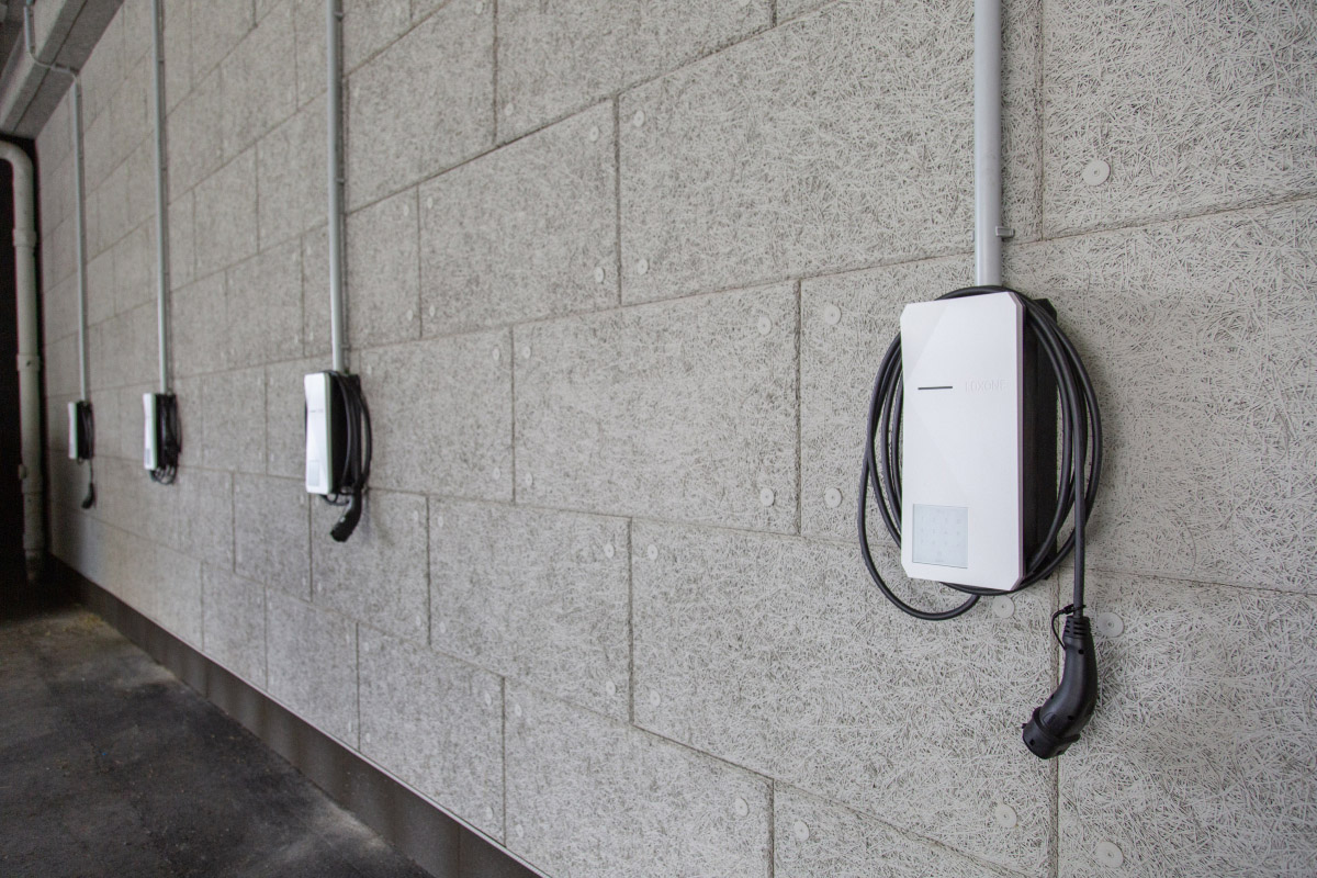 Mehrere Wallbox Ladestationen mit Kabel an Wand